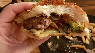 Ți se întoarce stomacul pe dos! Cele mai odioase țepe pe care le-au luat românii când au comandat mâncare la domiciliu