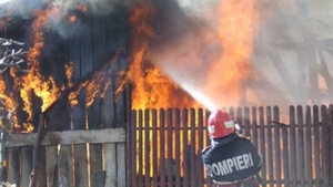 Tragedie în județul Galați. O femeie a murit carbonizată după ce locuința ei a luat foc