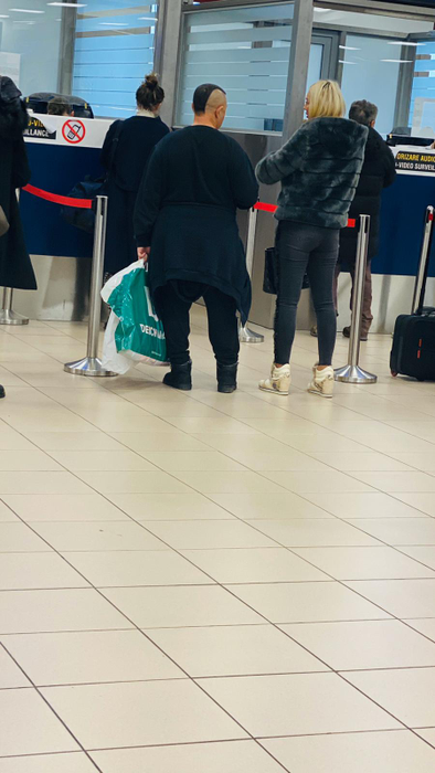 Nicolae Guță alături de o blondină pe aeroportul din Bergamo