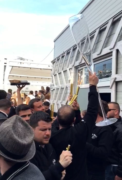 Indianul putred de bogat a comandat cele mai scumpe băuturi de la LOFT, aduse într-un show pe măsură