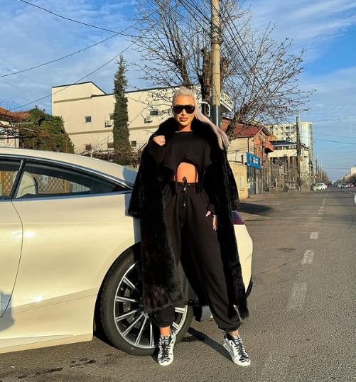 Loredana Chivu nu vrea să aibă probleme cu Mercedesul ei (Foto: Instagram)