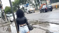 Imagini incredibile. Cum a apărut îmbrăcată o adolescentă, într-o stație de autobuz din București - Un pensionar a privit-o cu dispreț minute în șir. FOTO