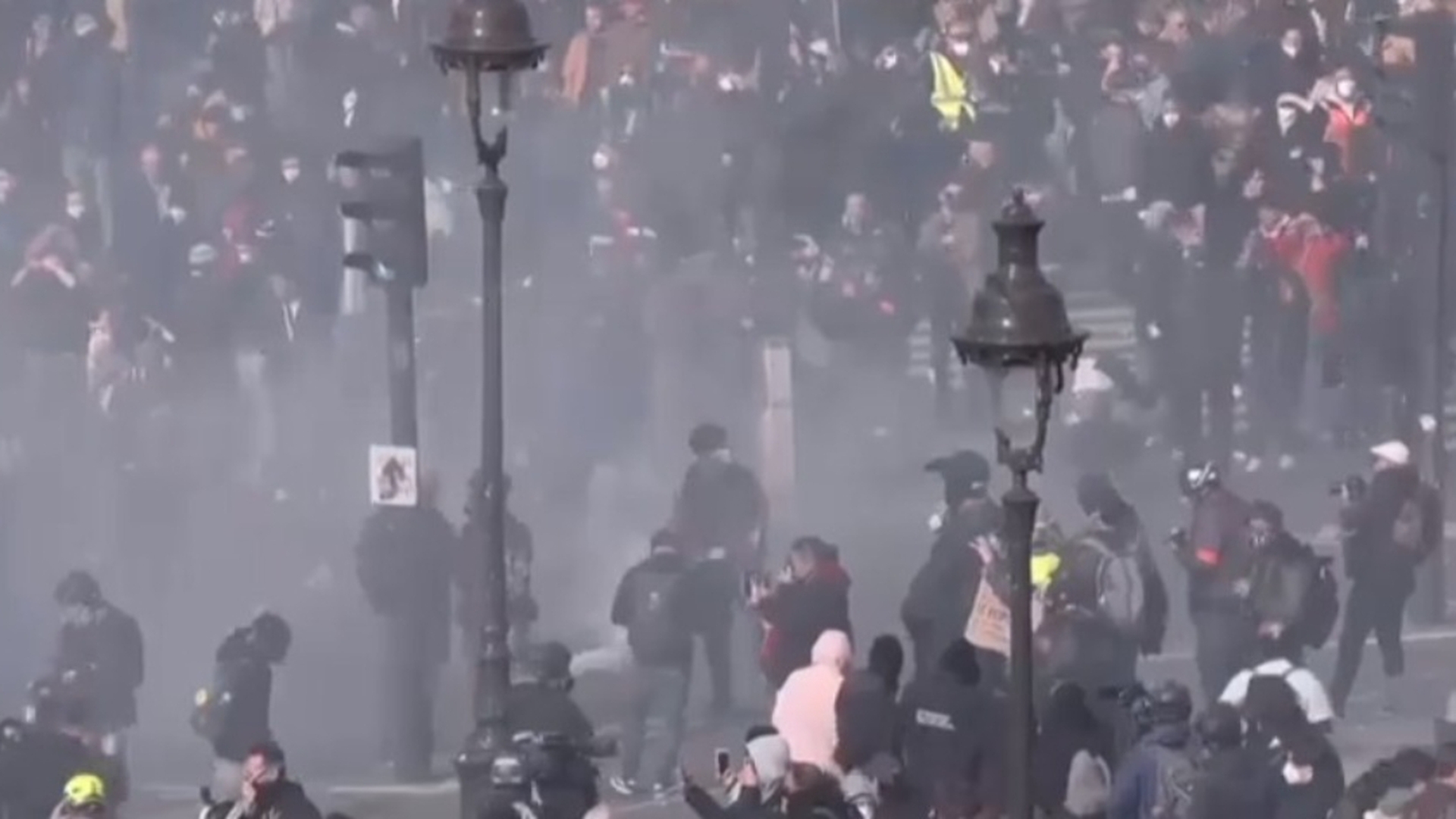 Magazinul central Louis Vuitton din Paris, atacat de protestatari. „Să le luăm banii miliardarilor!”