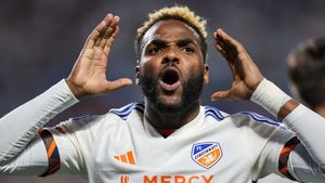 Motivul morții fotbalistului Aaron Boupendza, fost jucător al Rapidului. Poliția chineză a elucidat MISTERUL!