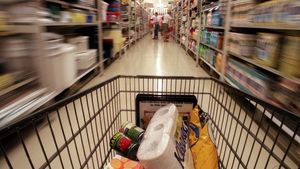 PROMOTIA-SOC a celui mai cunoscut supermarket din Romania! Ce au gasit pe net parintii care cautau RECHIZITE la reducere