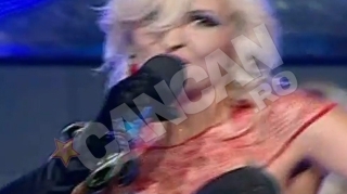 VIDEO Uite ce tinuta sexy are! O solista s-a vopsit pe corp si a cantat pe scena!