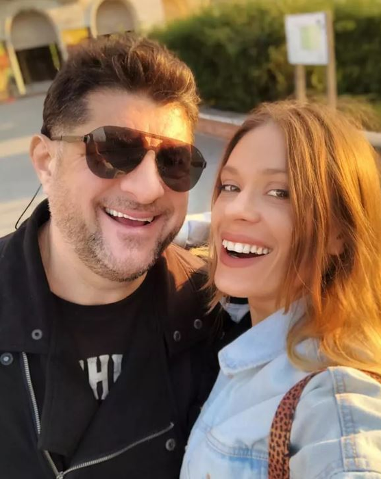 Tavi Colen și Emma de la ZU s-au căsătorit civil în mare secret, după 16 ani de relație: ”Universul nostru!”