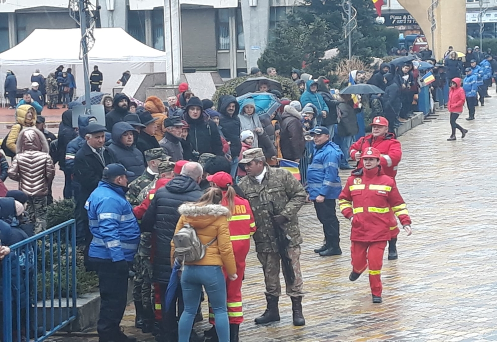 Senatoarea Cristina Socheci a fugit imediat spre militarul care a leșinat în timpul paradei din Pitești © realitateadearges.net