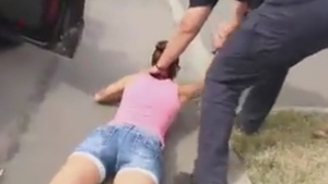 O tânără se plimba cu maşina prin Braşov şi a fost târâtă de mascaţi pe jos. Nimănui nu i-a venit să creadă ce urmează