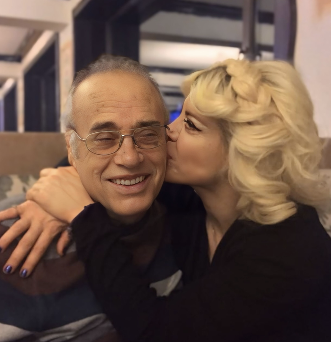 Loredana a făcut anunțul trist chiar în timpul unui concert: tatăl său, în stare gravă! Cu greu s-a abținut să nu plângă