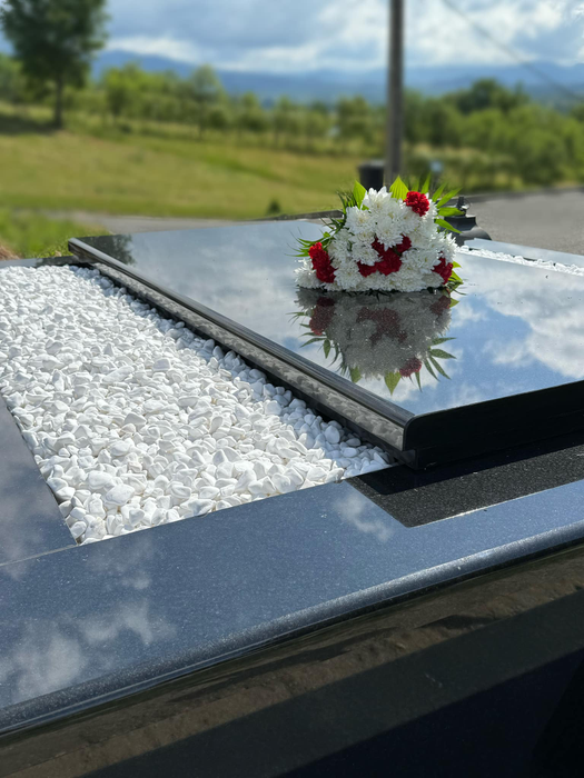 Monumentul ridicat de soția lui Gabi Stângău/ Sursa foto: Facebook