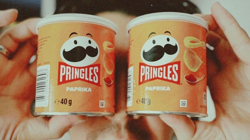 Cine este, de fapt, omulețul Pringles? Povestea surprinzătoare a celui mai faimos mustăcios din lume