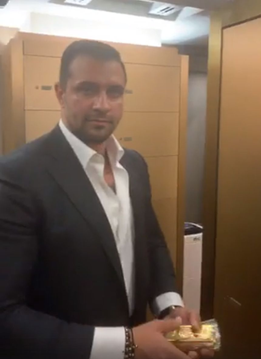 Alex Bodi, aroganță mai ceva ca un șeic! A fost filmat în timp ce încarcă 1,4 tone de lingouri cu aur într-un seif