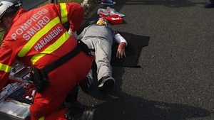 Povestea eroului de la SMURD: ”Riscă enorm, traversează printre mașinile ce mergeau pe acel sens cu 120 km/h, sare balustrada, se aruncă în genunchi”