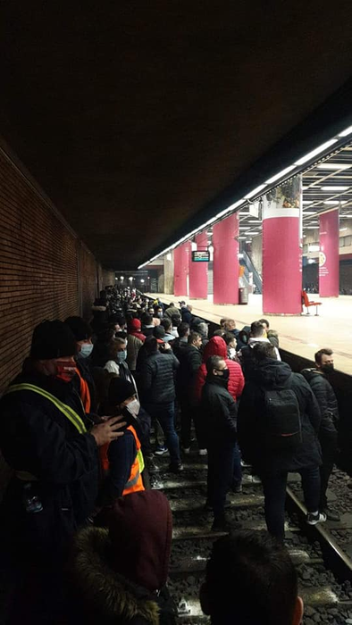 Greva spontană la metroul din București, vineri dimineața! Angajații au coborât pe linii