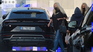 “Blonda blindată” din București își face piața cu mașina de peste un milion jumate
