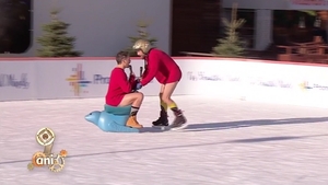 Răzvan Simion şi Dani Oţil au patinat goi la TV! Cum au ajuns în această ipostază ruşinoasă: "Nu mai faceţi filmuleţe ca să le puneţi pe net". Imaginile sunt virale