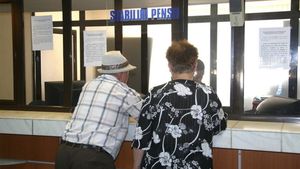 Când aduc poștașii pensiile în luna august 2025. Ce venituri vor încasa pensionarii României