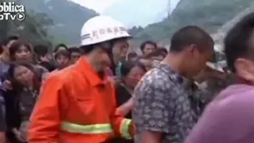 VIDEO Oameni salvati in cupa excavatorului