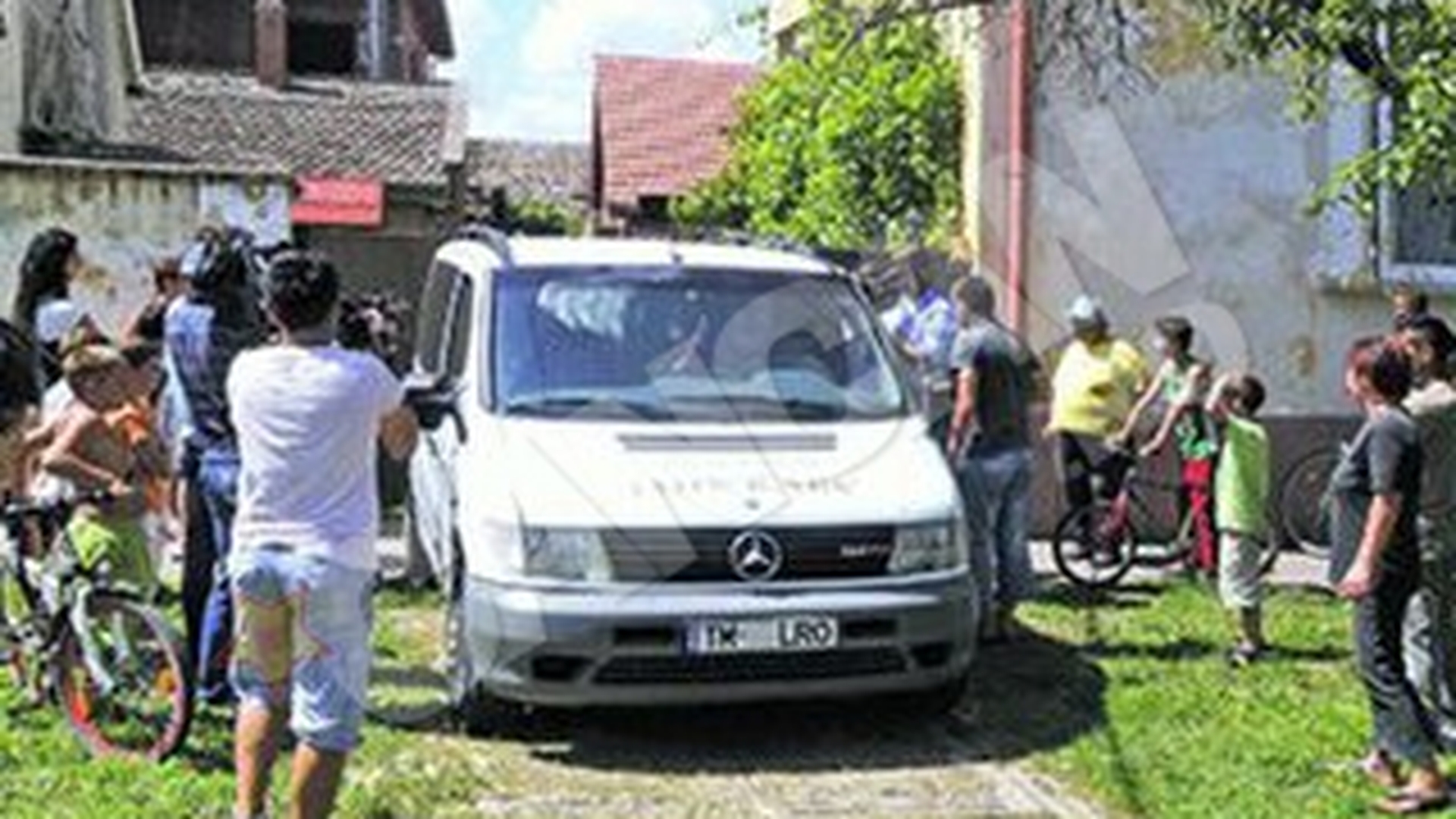 O femeie, distrusa dupa ce fostul sot i-a ucis copila si s-a spanzurat "Mai bine ma omora pe mine decat pe fetita mea"