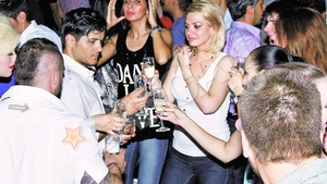 Varciu s-a pipait pana dimineata cu o blonda sub ochii fostei iubite! Preludiu in club!