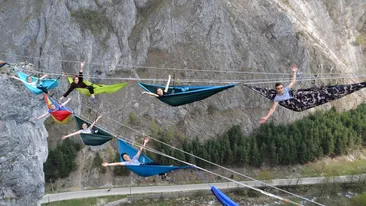 Adrenalină la maximum, în Baia de Fier, Gorj. Turiștii sunt suspendaţi la 200 de metri înălțime, în hamace