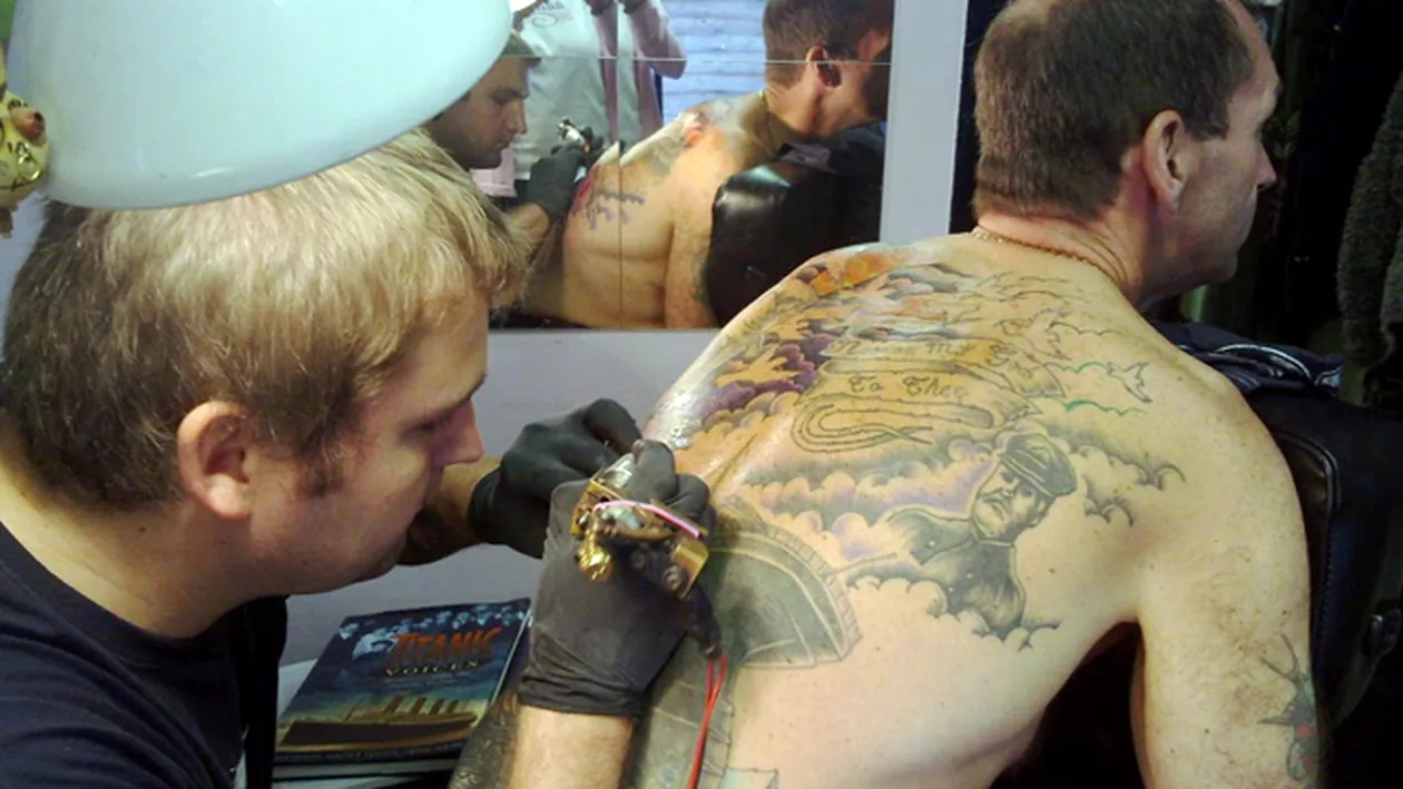 Asta da fan! Si-a tatuat povestea Titanicului pe spate