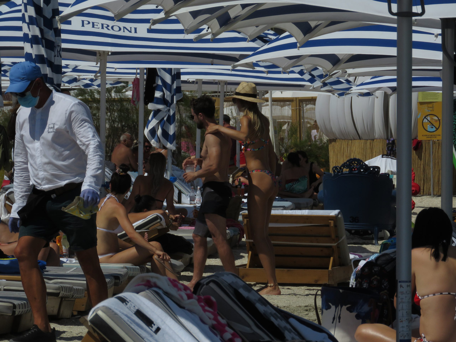 Dani Oțil și-a arătat mușchii pe plaja din Mamaia! Logodnica lui a început să…