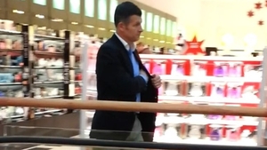 Nelutu Sabau, fotbalist din Generatia de Aur, se plimba singur si abatut prin mall!