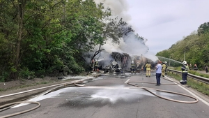 Incendiu de proporții pe Centura Capitalei, după ce o cisternă și un TIR s-au ciocnit. Unul dintre șoferi a fost găsit carbonizat