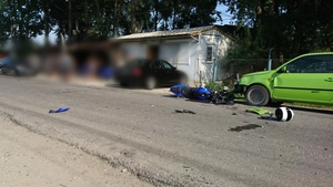 Accident neobișnuit în Braniștea, Dâmbovița: Un motociclist care a încercat să evite un biciclist s-a izbit de o mașină