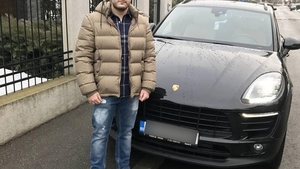 A fost reţinut „şmecheraşul“ cu Porsche, oprit de poliţişti cu focuri de armă. E fiul unui traficant de droguri. Cum arată acesta