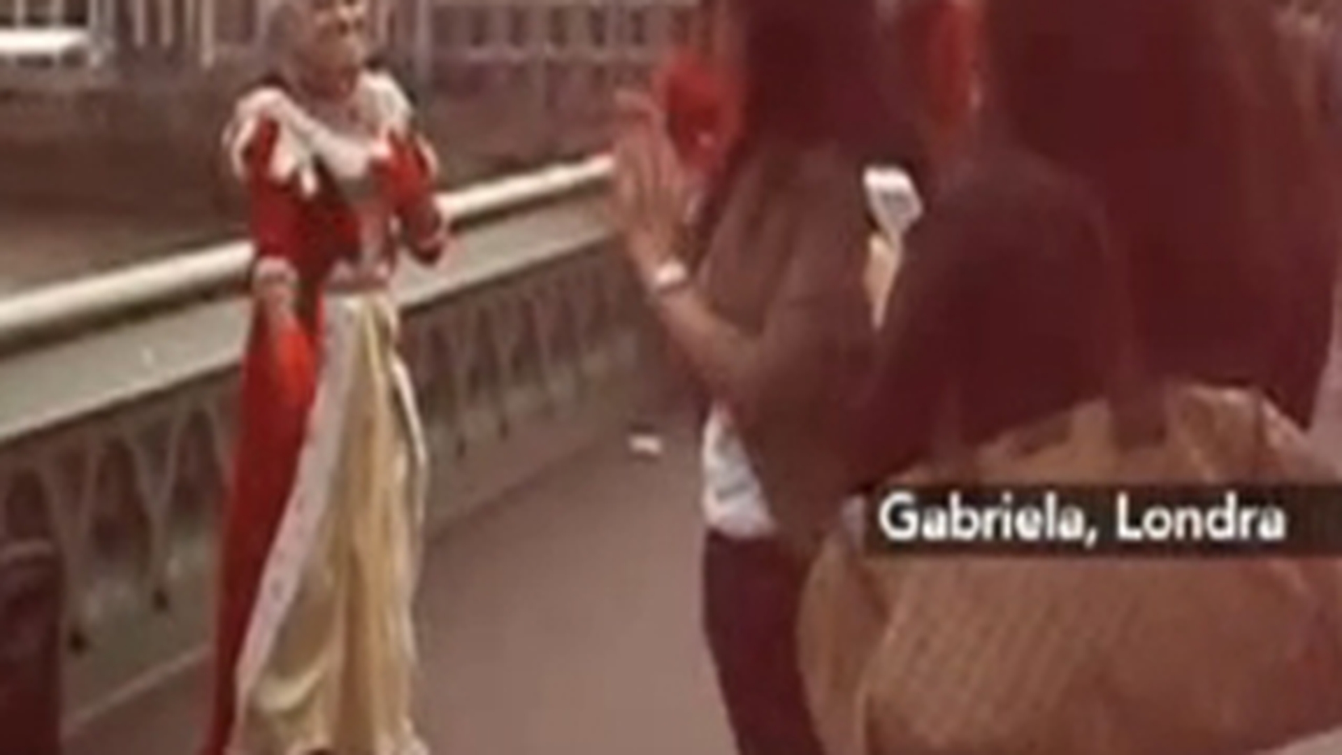 VIDEO Uite de ce ne "iubesc" englezii! Un cersetor roman s-a deghizat in Regina Angliei si danseaza pe manele in centrul Londrei!