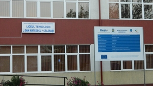 Elevă de 16 ani din Călărași, bătută în curtea școlii de o soție geloasă: ”O cunoșteau, au sărit și au lovit-o!”