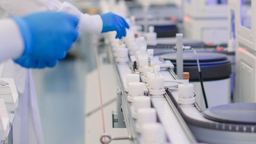 Pfizer a anunţă că a început testarea unui medicament anti-COVID
