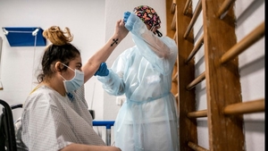 Ce a pățit o femeie de 28 de ani e greu de imaginat! Nu a crezut că se poate infecta dar după 69 de zile de comă a căzut cerul pe ea: ”Uitați unde sunt acum!”