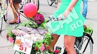 Peste 200 de aradence au promovat mersul pe doua roti. Sexy biciclistele