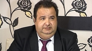 N-o sa-ti vina sa crezi ce face Regele Cioaba pe o plaja din Spania! Totul a inceput de la pariul cu Maruta