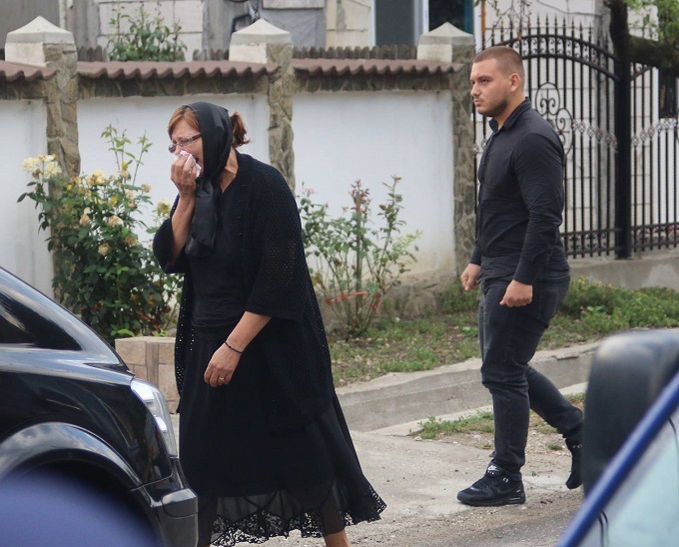 Mama artistei nu se poate opri din plâns