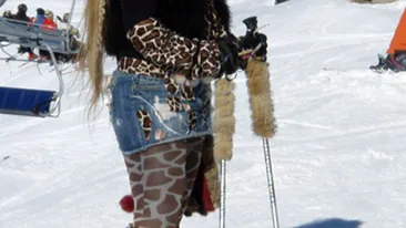 Pitipoanca de partie! E blonda, are clapari si schiuri cu blanita, fusta scurta de blugi si e imbracata in leopard - Vezi cum poate sa arate