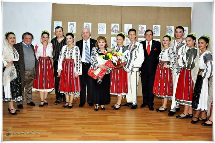 Emilia Bubulac, în mijlocul ansamblului care, acum, îi poartă numele