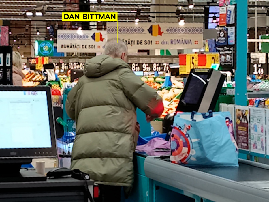 Cântărețul demonstrează că se poate descurca fără ajutor din partea femeilor / (Sursa: CANCAN.RO)