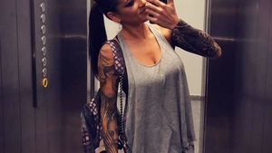 Şoferii au recunoscut-o după tatuajul din zona intimă! Roxana Vancea s-a urcat mai mult dezbrăcată pe motor