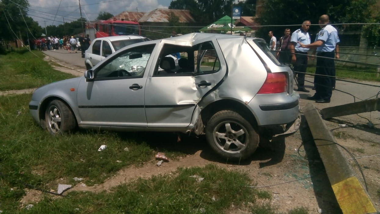 Copilul de 14 ani a intrat cu mașina în stâlp