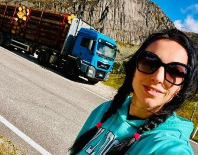 Sara, o șoferiță de TIR de 36 de ani, a devenit eroină pe autostradă./ sursă foto: instagram