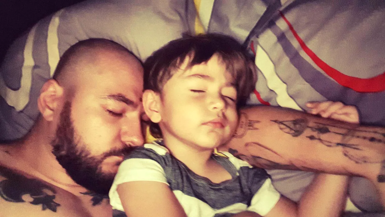 Cristian Mitrea, încă o poză de colecţie alături de fiul său. Luptătorul MMA petrece tot mai mult timp cu David. „Ce faci? Ai mustaţă?”