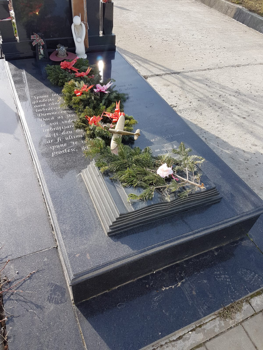 Mormântul Aurei Ion este îngrijit, plin de coroane și crengi de brad.  Pe el se află și un avion alb