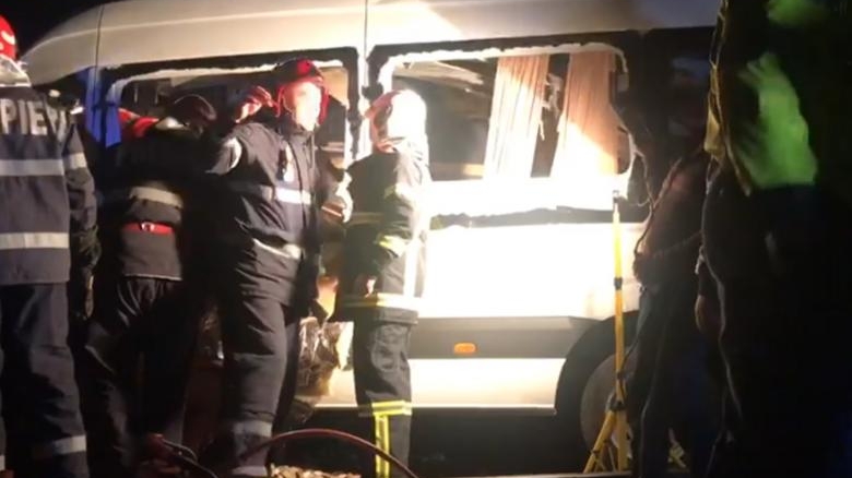 Buzău: Un șofer a murit după ce a intrat cu mașina într-un stâlp de pe marginea drumului