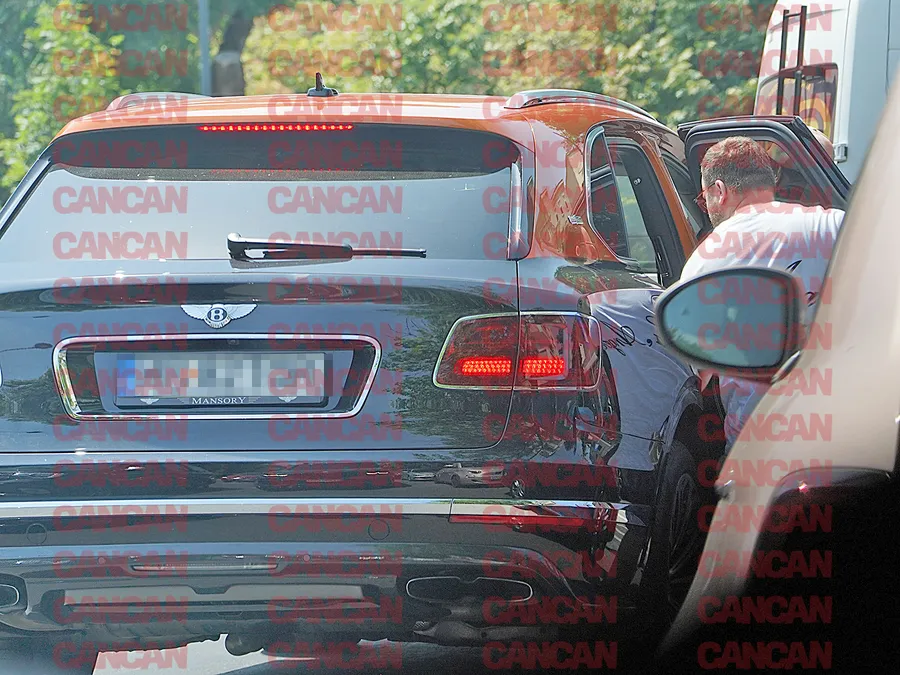 Florin Salam se urcă apoi în Bentley-ul Bentayga al soției, Roxana Dobre Foto CANCAN.RO