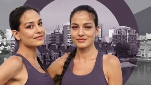 Ți le amintești pe gemenele de la Indiggo? Româncele sunt acuzate de comportament bizar în preajma copiilor din New York, unde locuiesc. ”Sunt periculoase, am sunat la Poliție!”